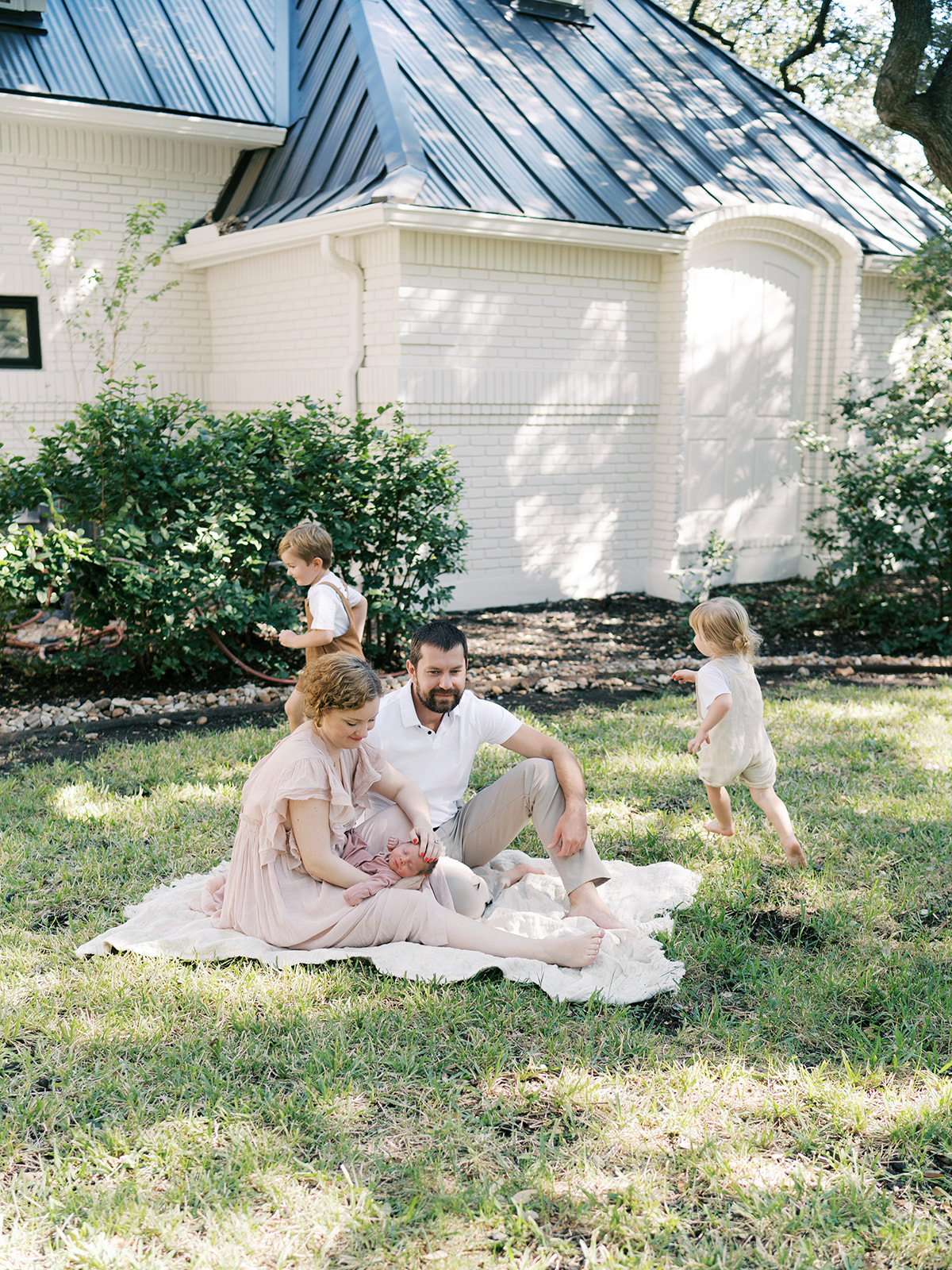 lifestyle newborn photography in San Antonio | When Is the Best Time to Take Newborn Photos?