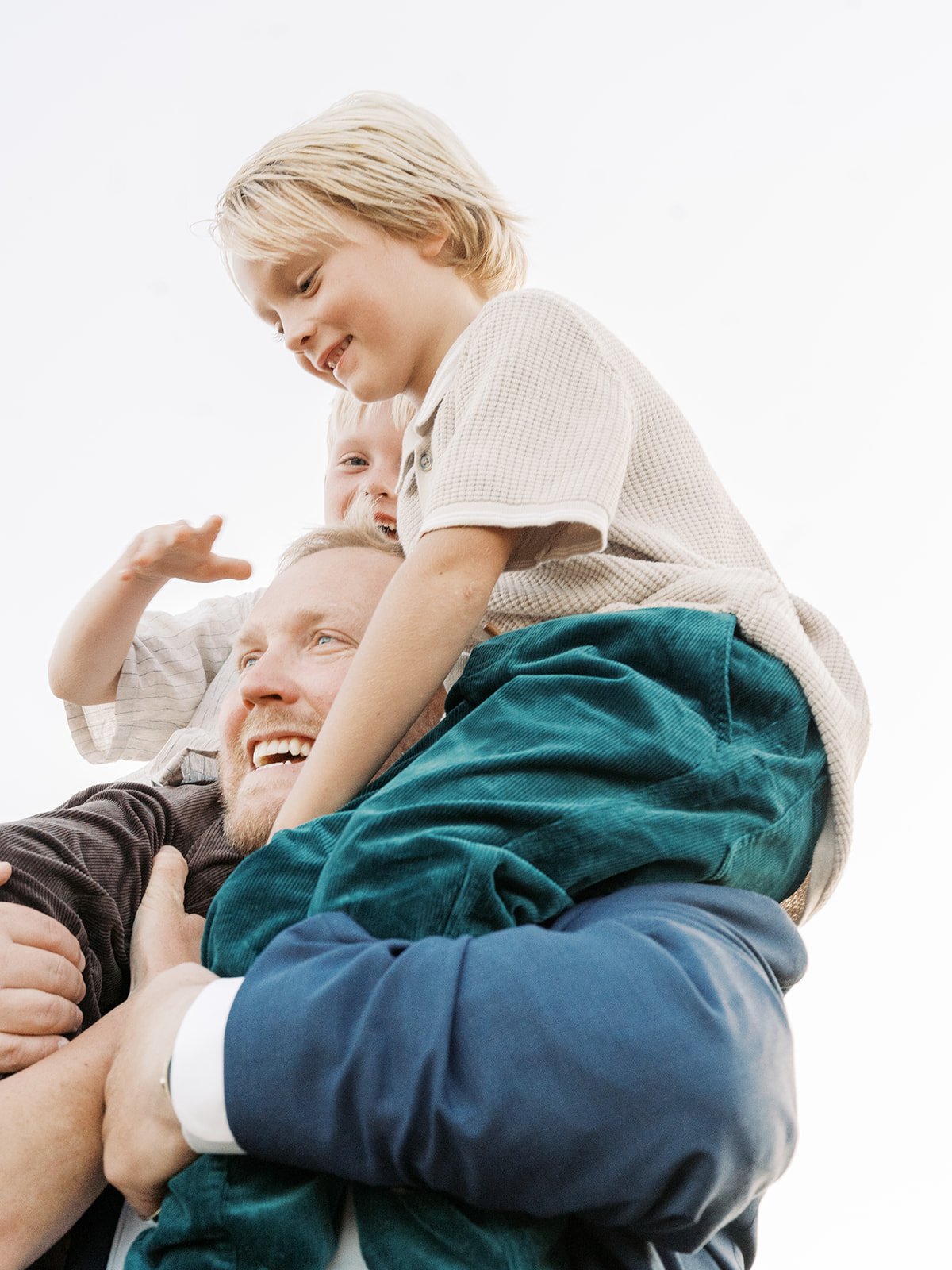 dad carrying kids on shoulders | Why I'm No Longer Offering Mini Sessions | Full Family Sessions Create More Meaningful Photos